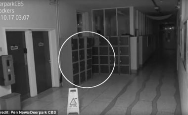 Aktivitet paranormal në shkollën e vjetër, dera përplaset dhe dollapi lëkundet pa qenë njeri afër (Video)