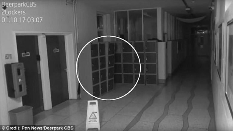 Aktivitet paranormal në shkollën e vjetër, dera përplaset dhe dollapi lëkundet pa qenë njeri afër (Video)