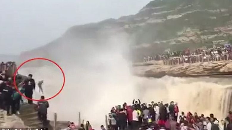 Shpëton mrekullisht turisti që bie nga ujëvara e lartë 50 metra (Video)