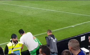 Tifozët e Lazios i kushtojnë një kor Buffonit, ai afrohet t’i përshëndetë (Foto/Video)