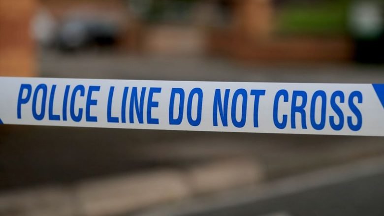 Një burrë qëllohet për vdekje nga “tre burra me maska” pranë një xhamie në Bradford të Anglisë