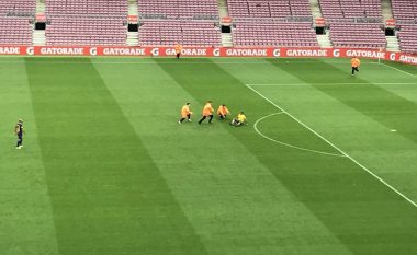 Kjo mund t’ju ketë ikur: Barça-Las Palmas u luajt prapa dyerve të mbyllura, por një tifoz u fut në fushë me një mesazh të madh në fanellë (Foto/Video)