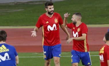 Pique fishkëllehet në stërvitjen e Spanjës për ndeshjen ndaj Shqipërisë, Lopetegui i del në mbrojtje (Video)