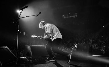 Ed Sheeran thyen krahun pas një aksidenti me biçikletë, pritet t’i anulojë disa koncerte (Foto)