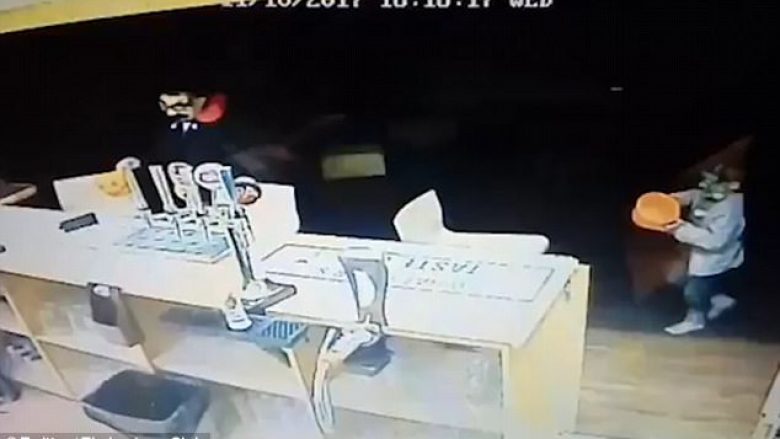 Fëmija i maskuar detyrohet të vjedh telefonin në kafene (Video)