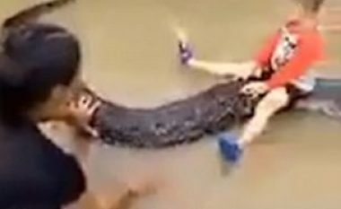 Fëmija trevjeçar qëndron sipër pitonit gjigant, që e kishte sjellë uji i vërshimeve (Video)