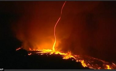 Fenomen i rrallë në malin që digjej, vorbulla zjarri bëri spirale dhe ngjitej në lartësi (Video)