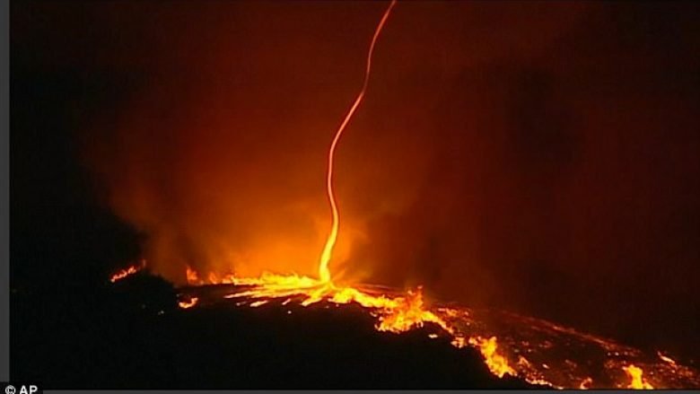 Fenomen i rrallë në malin që digjej, vorbulla zjarri bëri spirale dhe ngjitej në lartësi (Video)