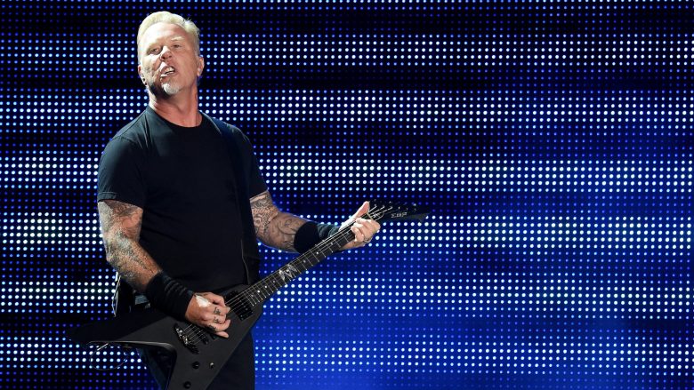 Momenti kur frontmeni i rock bendit legjendar “Metallica”, përshëndet shqiptarët në koncertin në Londër (Video)
