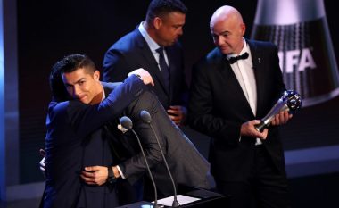 Maradona: U pikëllova që çmimin ia dorëzova Ronaldos e jo Messit