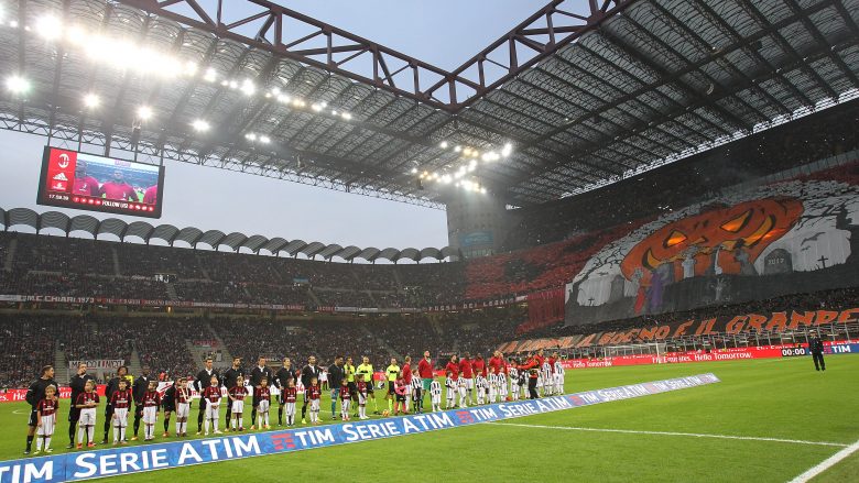 Tifozët e Milanit tallin Juventusin për dështimet në Ligën e Kampionëve në koreografinë e tyre në derbi (Foto/Video)