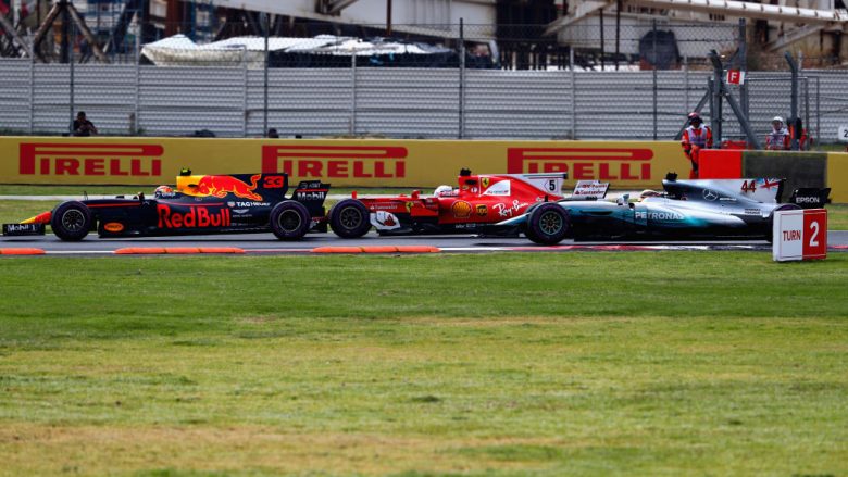 Vettel godet lehtë bolidin e Hamiltonit në Meksikë, britaniku pyet: A e bëri me qëllim? (Foto/Video)