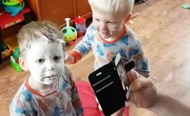 Imiton nënën, vëllait binjak ia mbulon fytyrën me krem të trashë (Video)