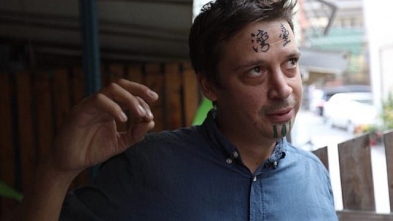 Kaloi natën duke konsumuar alkool, zgjohet me tatuazhin e shtetit të huaj në fytyrë (Foto)