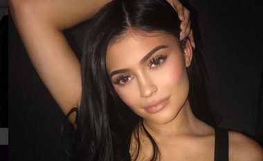 Edhe pse vetëm 20 vjeçe, Kylie Jenner sërish akuzohet për zmadhimin e gjoksit (Foto)