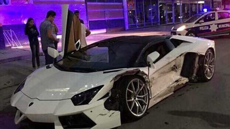 Lamborghini pësoi dëme të konsiderueshme në përplasjen me një taksi (Video)