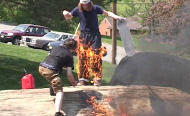 Lëshimi me skatebord nëpër zjarr nuk shkoi si duhet, përfundoi me djegie në këmbë (Video)