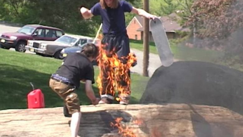 Lëshimi me skatebord nëpër zjarr nuk shkoi si duhet, përfundoi me djegie në këmbë (Video)