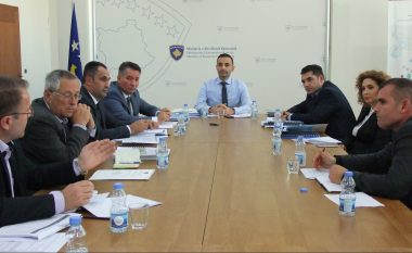 Ministri Lluka angazhohet për zgjidhje të qëndrueshme për ndërmarrjeve publike