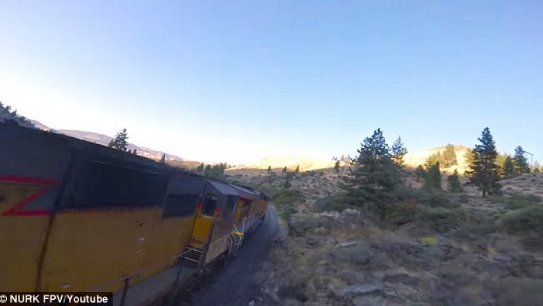 Manovrat e mahnitshme me dron, përfshirë edhe poshtë trenit në lëvizje (Video)