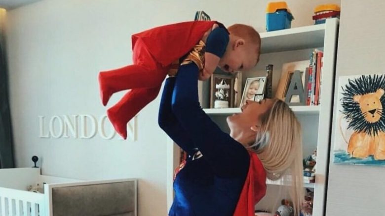 Nënë e bir në të njëjtin kostum, Sara Hoxha feston për herë të parë me të birin “Halloweenin” (Foto)