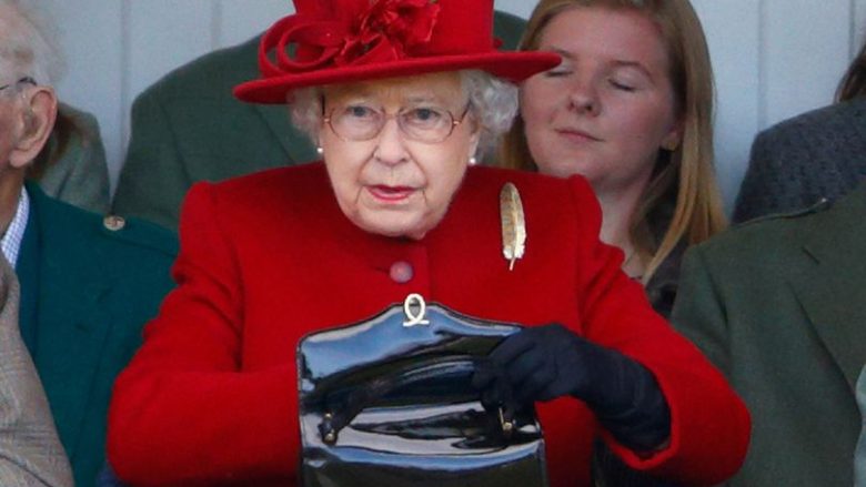 Mbretëresha britanike nuk mbanë para në çantë, përpos gjatë një dite të javës (Foto)