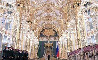 Mbreti saudit shkoi në kryeqytetin rus me staf prej 1,500 personash dhe tepihun e preferuar (Video)