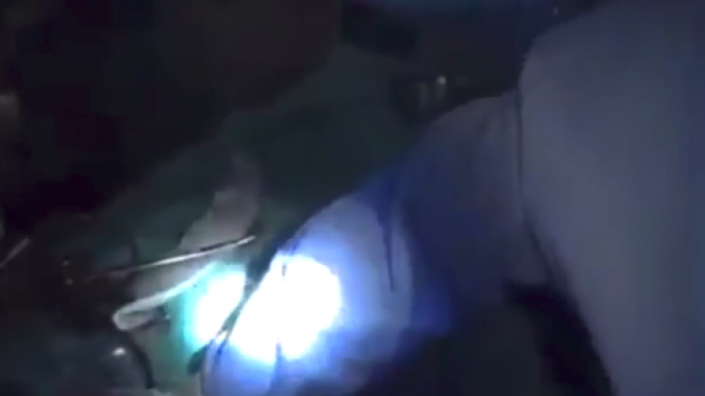 Mjekët vazhdojnë operimin në zemër edhe pasi tronditen nga tërmeti (Video)