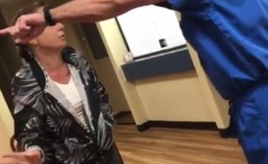 Mjeku përzë pacienten që ankohej për vonesë, sulmon nënën e saj që filmonte ngjarjen (Video)