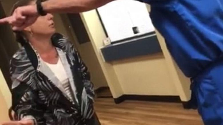 Mjeku përzë pacienten që ankohej për vonesë, sulmon nënën e saj që filmonte ngjarjen (Video)