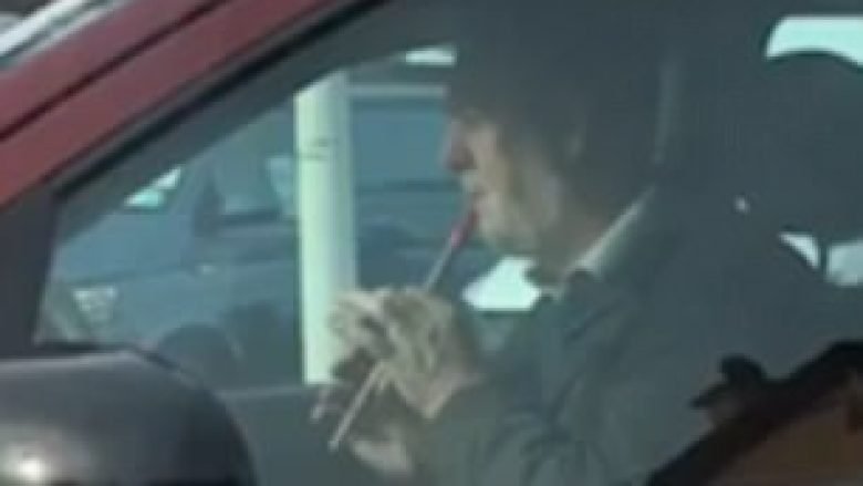 Monotoninë e pritjes në semafor, shoferi e kaloi duke i rënë flautit të vogël (Video)