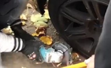 Ndalesën që ia kishin vënë në rrotë shkaku i parkimit të palejuar, e larguan me sharrë elektrike (Video)