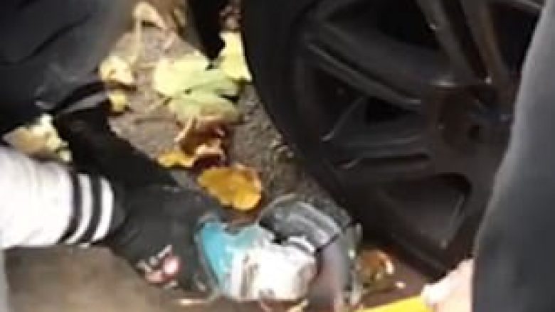 Ndalesën që ia kishin vënë në rrotë shkaku i parkimit të palejuar, e larguan me sharrë elektrike (Video)