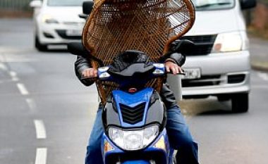 Ngasja e rrezikshme me karrigen mbi timonin e motoçikletës (Foto)
