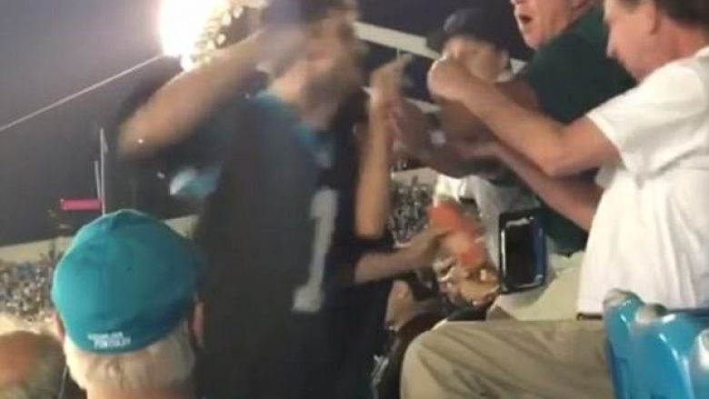 Pamje të pahijshme gjatë takimit sportiv, shikuesi goditi brutalisht të moshuarin (Video)