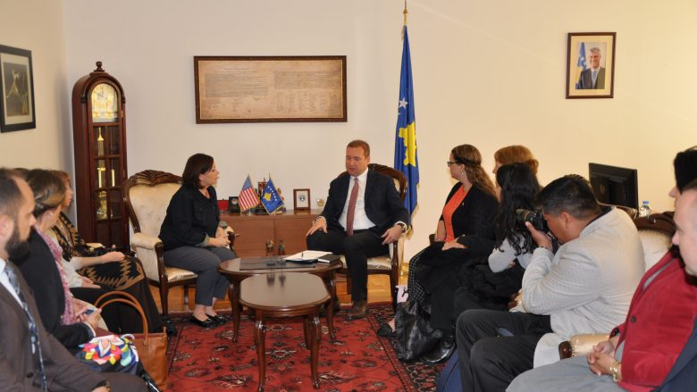 Sefaj priti në takim një delegacion nga ShBA, flasin për luftën kundër trafikimit