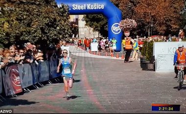 Para përfundimit të maratonës, vrapuesi shfaqi para publikut më shumë se që duhet (Video)