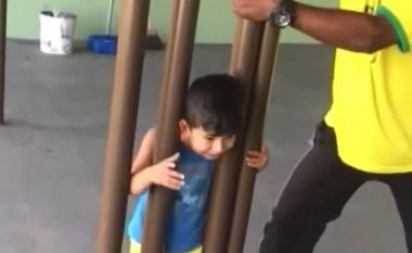 Për dy orë provojnë ta largojnë fëmijën e ngecur mes shufrave, zgjidhja ishte shumë e lehtë (Video)