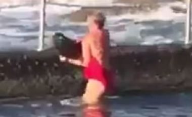Peshkaqeni që përfundoi në pishinë, shpëtohet nga një grua duarthatë (Video)