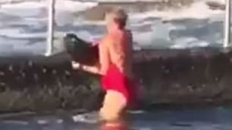 Peshkaqeni që përfundoi në pishinë, shpëtohet nga një grua duarthatë (Video)