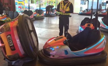 Policët në detyrë argëtohen parkun e lojërave, dy prej tyre rrotullohen me makina (Video)