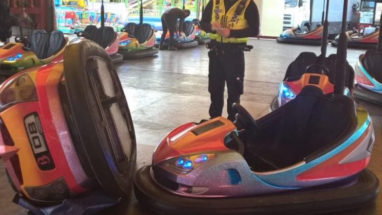 Policët në detyrë argëtohen parkun e lojërave, dy prej tyre rrotullohen me makina (Video)