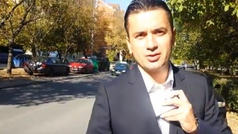 Gazetari e bënë horr kryetarin e komunës: Pse parkoheni në trotuar dhe pse shkoni kaq vonë në punë (Video)