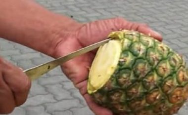 Pret ananasin me kujdes dhe shpejtësi marramendëse, çudi si ende i ka të gjitha gishtat (Video)