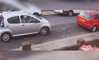 Përpiqet shtatë herë të parkojë makinën e vogël, në hapësirën e gjerë dhjetë metra (Video)
