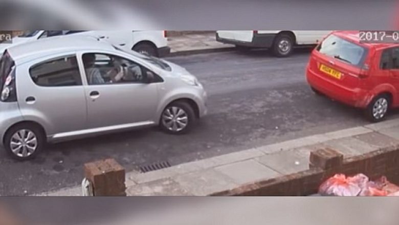Përpiqet shtatë herë të parkojë makinën e vogël, në hapësirën e gjerë dhjetë metra (Video)