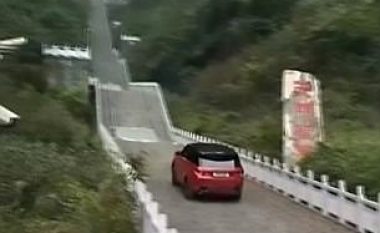 Range Rover tregon forcën, duke u ngjitur nëpër 999 shkallë (Video)
