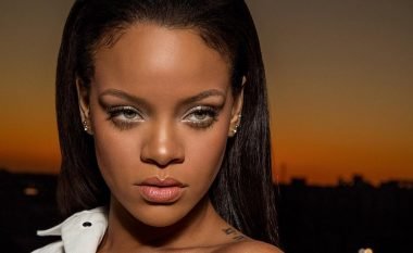 Rihanna e veshur rozë, ekspozon gjoksin (Foto)