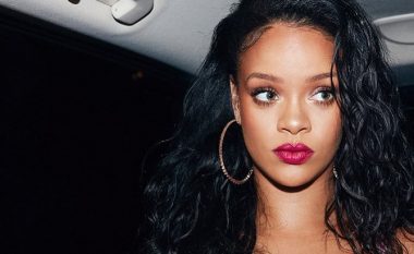 Rihanna i shton spekulimet për shtatzëninë, mbulon barkun (Foto)