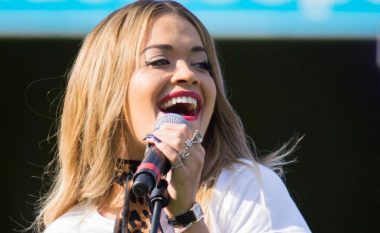 Rita Ora ndezë skenën në Leeds pas publikimit të hitit Girls